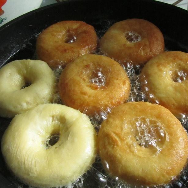 1. Этап. Пышки к Пасхе: Жарим на среднем огне с двух сторон. Готовые пышки выкладываем на бумажные полотенца, чтобы стек лишний жир.