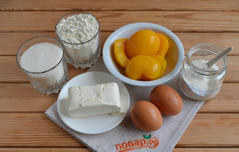 1. Этап. Персиковый пирог: 1. Подготовьте продукты для пирога. Откройте баночку персиков, сцедите жидкость. Масло должно быть холодным или комнатной температуры, но не топленным. Приступим.