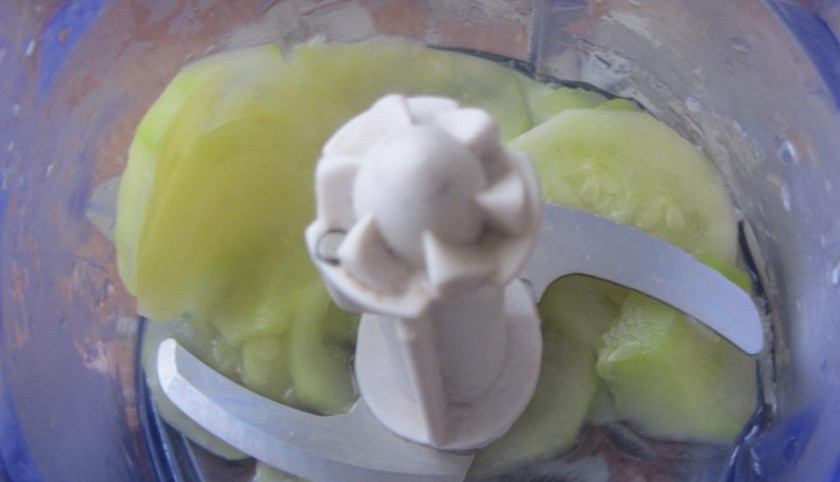 1. Этап. Кабачковое пюре на зиму: 4. Теперь нам нужно измельчить в кухонном комбайне или в блендере. Масса должны быть однообразной. Перекладываем пюре в баночки и стерилизуем около 5 минут, закатываем и отправляем в прохладное место.