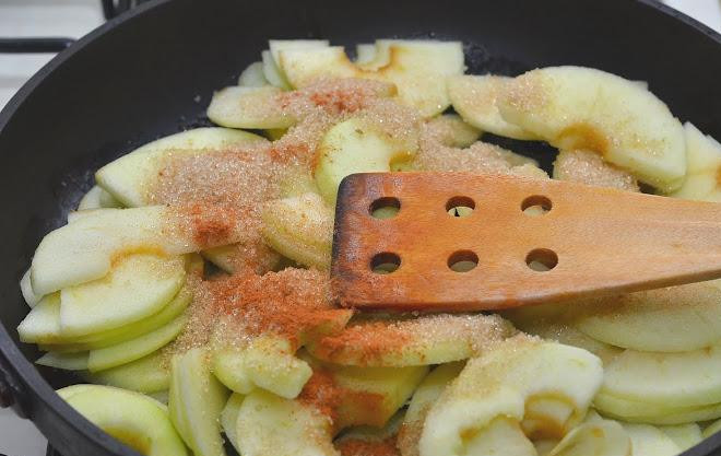 1. Этап. Немецкий яблочный панкейк: Выкладываем в сковороду наши яблоки, посыпаем их корицей.