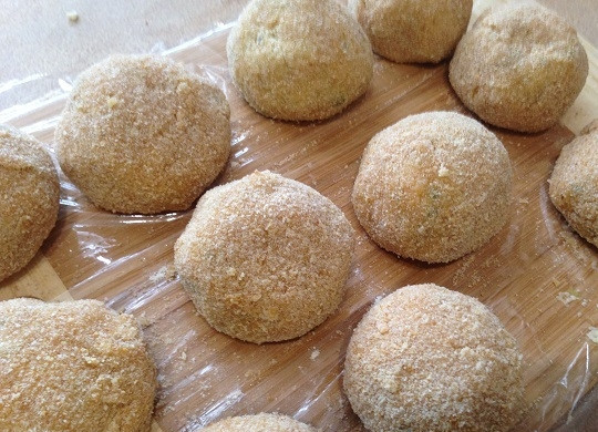 1. Этап. Аранчини из кускуса с цукини и моцареллой: 11. Лучше сразу подготовить все шарики (у меня их получилось 15 штук крупных, можно сделать 20 поменьше).