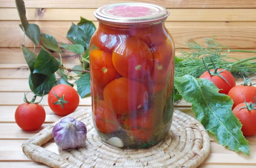 1. Этап. Маринованные помидоры на зиму: Закатайте банки крышками, переверните вверх дном, укутайте одеялом и поставьте на сутки до полного остывания. Храните в прохладном месте.