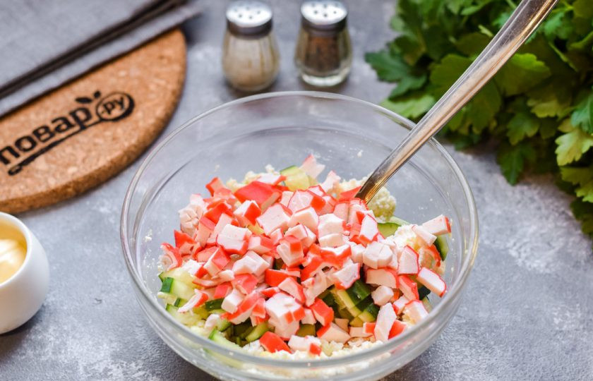 1. Этап. Тарталетки с авокадо и крабовыми палочками: Крабовые палочки нарежьте мелкими кубиками и добавьте к ингредиентам.