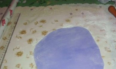 1. Этап. Торт Подарок: Нам понадобится мастика 3 цветов. Мастику можно купить готовую, а можно приготовить самому. У меня готовая. Раскатываем в тонкий слой мастику, из которой будем делать бант на подарок. Стол посыпаем либо сахарной пудрой, либо крахмалом.