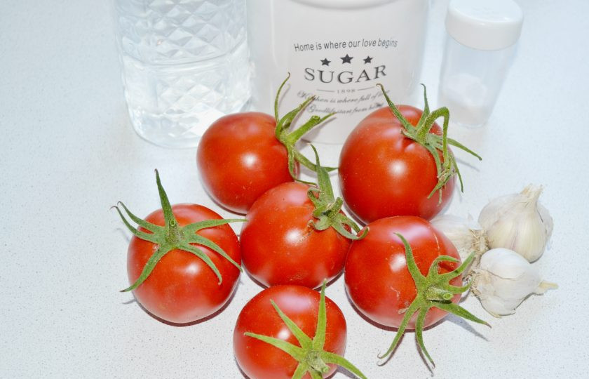 1. Этап. Помидоры под снегом: Помидоры вымойте и обсушите.