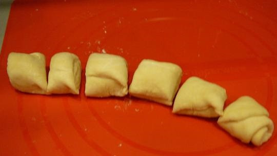 1. Этап. Конвертики с сыром: 6. Нарезать его небольшими кусочками. Тесто размять кружочком и выложить в середину начинку.