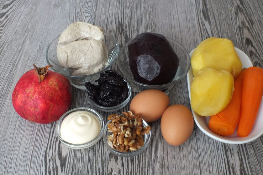 1. Этап. Салат Гранатовый браслет с черносливом и грецким орехом: Подготовьте необходимые ингредиенты.