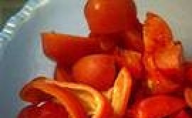 1. Этап. Шурпа из свинины на костре: Помидоры и перец крупно порезать, добавить в казан вместе с луком.