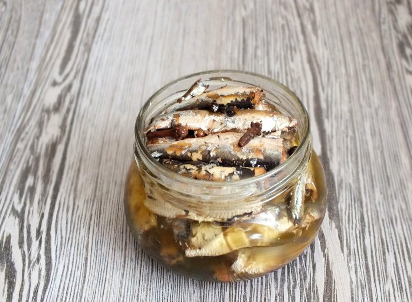 1. Этап. Домашние шпроты из кильки: Спустя указанное время разложите в банки или в пластиковую тару. Уберите в холодильник. Полностью охладите. После можно подавать к столу.