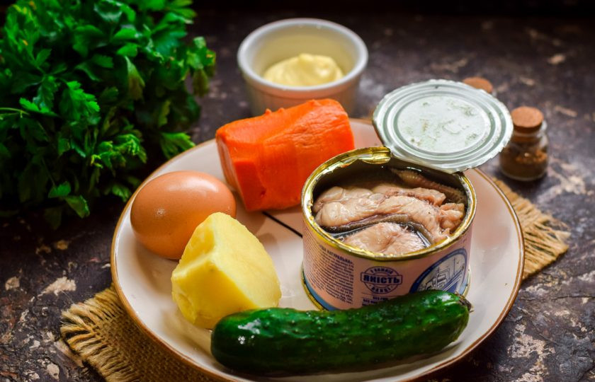 1. Этап. Оливье с горбушей: Подготовьте все ингредиенты.