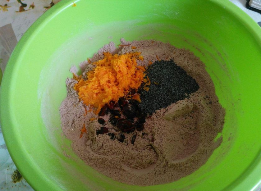 1. Этап. Шоколадные бискотти: Перемешайте сухую смесь, внесите цедру, мак и клюкву.