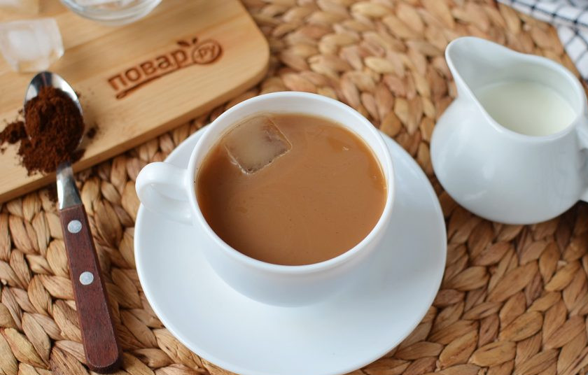 1. Этап. Кофе с молоком: Наслаждайтесь ароматным напитком. Я очень люблю кофе с молоком не горячий, а уже хорошо остывший, поэтому добавляю пару кубиков льда. Хорошего дня!