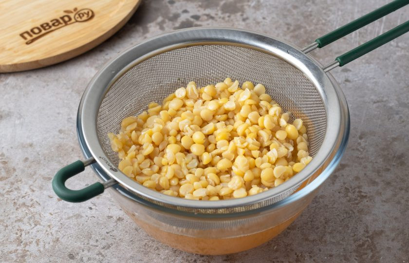 1. Этап. Квас из гороха: Процедите горох и сохраните жидкость, в которой он варился.