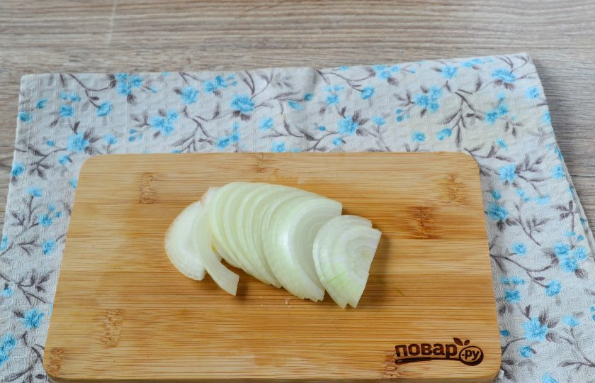 1. Этап. Сочное куриное филе по-французски: Луковицу порежьте на тонкие полукольца. Если хотите, чтобы лук получился мягким и нежным, его можно обжарить в растительном масле до прозрачности (но не больше). Я не обжариваю лук, поскольку люблю, когда он слегка хрустит и хорошо чувствуется в готовом блюде.