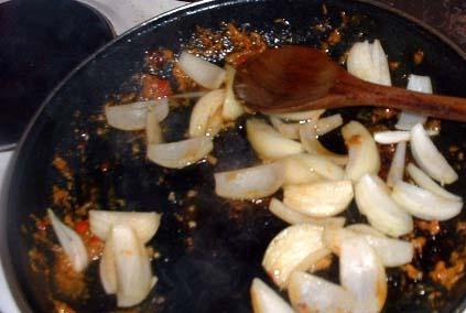 1. Этап. Тайская говядина чили: Когда мясо будет готово, убрать из сковороды и отложить в сторону. В ту же сковороду положить нарезанный лук и обжаривать в течении 3 минут на среднем огне. Вам потребуется добавить еще немного масла.