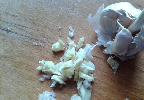 1. Этап. Салат с грецким орехом и черносливом: Очищаем чеснок и измельчаем. Можно порубить ножом, а можно пропустить через пресс.