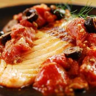 Тушеная рыба в томате