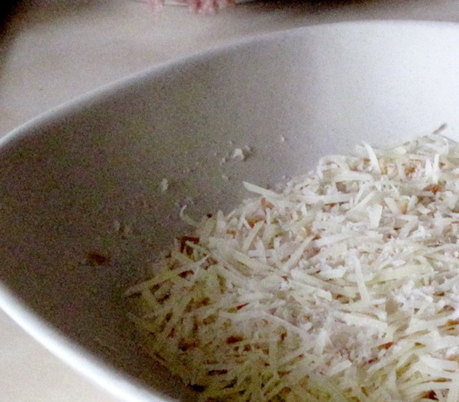 1. Этап. Телятина по-милански: Смешайте тертый сыр с панировочными сухарями.