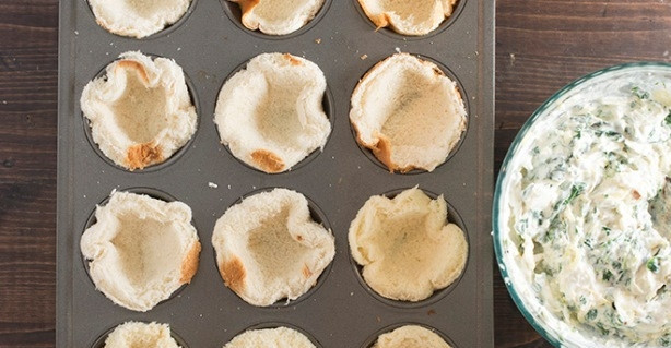 1. Этап. Корзинки с сыром: Круглой формой из каждого кусочка хлеба вырежьте кружок. Аккуратно поместите кружок форму для запекания.