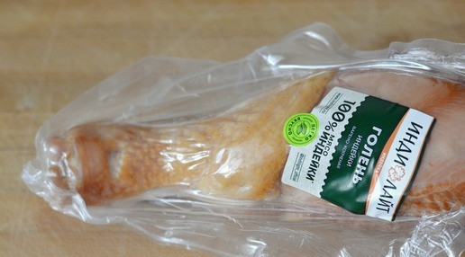 1. Этап. Салат-намазка Колодец: Для приготовления салата берём варено-копчёную голень индейки. У меня ТМ Индилайт.