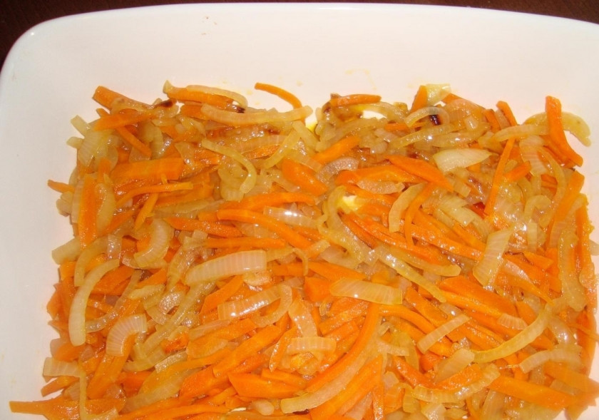 1. Этап. Треска под сметанным соусом: 3. На дно формы для выпекания перекладываю обжаренные морковь и лук.