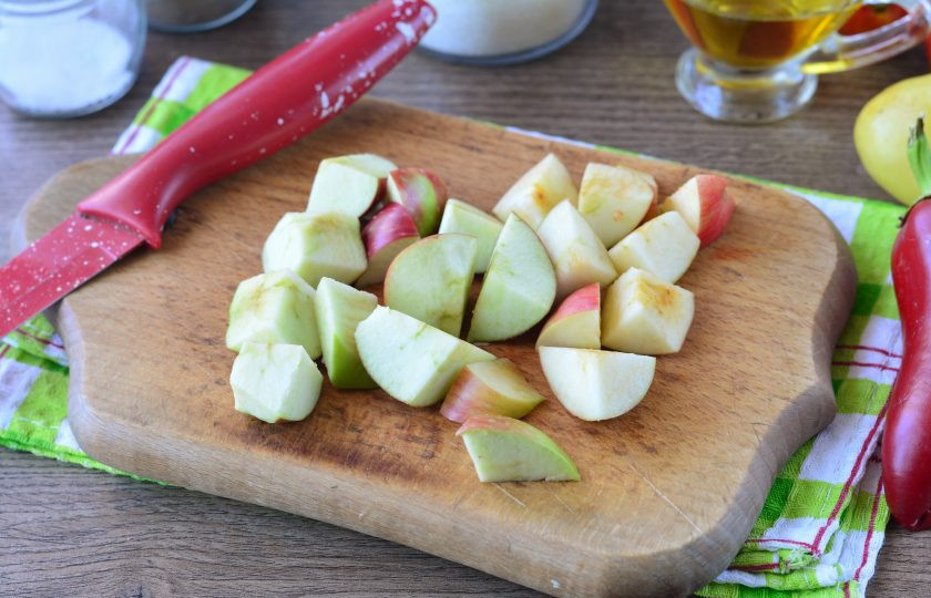 1. Этап. Икра из баклажанов с яблоками на зиму: Разрежьте яблоки на средние кусочки, удалив внутренние семена.