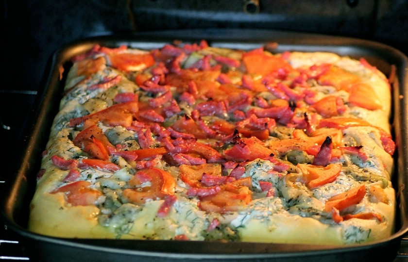 1. Этап. Тарт фламбе: Отправьте тарт в разогретую духовку на 8-10 минут.