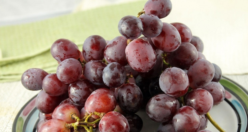 1. Этап. Бекмес из винограда: 1. Моем виноград и немного обсушим.