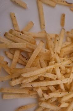 1. Этап. Лёгкий салат с копченым сыром и тунцом: Добавить к салату картофельную соломку и кусочки тунца. Перед подачей заправить майонезом