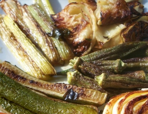 1. Этап. Жареные овощи: Капусту отварите до готовности. Затем обжарьте её на масле с горохом, фенхелем, морковью, охрой и сельдереем. Всё нарежьте крупными кусками.