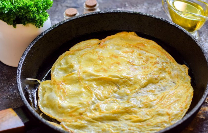 1. Этап. Теплый салат с печенью и омлетом: Разогрейте сковороду, слегка смажьте маслом, после влейте омлетную смесь и жарьте блинчик с каждой стороны по 30-40 секунд.