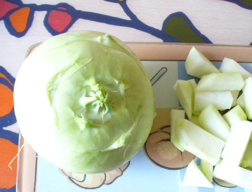 1. Этап. Суп из кольраби с курицей: Кольраби и картошку нарезаем кубиками.