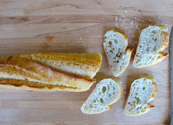 1. Этап. Бутерброды с семгой: 1. Багет нарежьте кусочками.