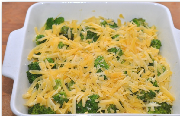 1. Этап. Запеканка из брокколи в духовке: Сверху присыпьте оставшимся сыром. Поставьте в разогретую духовку на 35-40 минут.