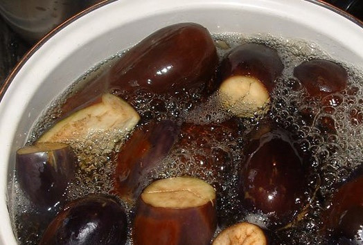 1. Этап. Маринованные баклажаны на зиму: 2. После этого следует отправить их в кастрюлю с кипящей водой на несколько минут. Это делается для того, чтобы баклажаны не горчили. После этого откиньте их на друшлаг и дайте немного остыть.