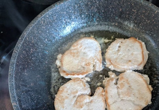 1. Этап. Большой сэндвич для всей семьи: На горячую сковороду наливаем масло (1 ст. л.), кладём отбитое филе индейки, обжариваем на среднем огне до подрумянивая с обеих сторон около 12 минут. Готовую индейку убираем со сковороды. Сковороду моем.