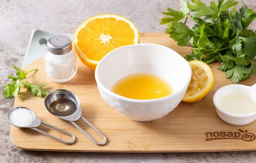 1. Этап. Салат из сырой свеклы: Из лимона и апельсина выжмите сок. Процедите его от косточек и перелейте в небольшую емкость.