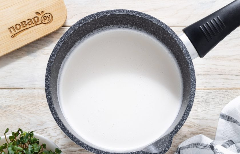 1. Этап. Сыр из арахиса: Перелейте получившееся молоко в сотейник с толстым дном. На умеренном огне доведите его почти до кипения.
