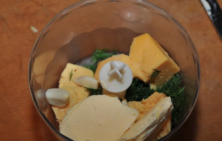 1. Этап. Запеченные устрицы: Сыр, укроп, сливочное масло, чеснок и соль превращаем в однородную густую массу, с помощью блендера.