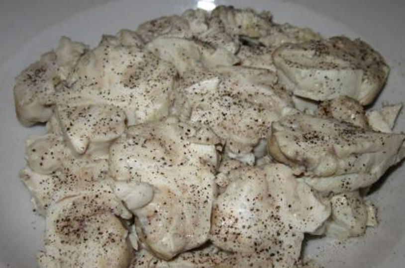 1. Этап. Мозги говяжьи жареные: Кусочки посолите и поперчите по вкусу.