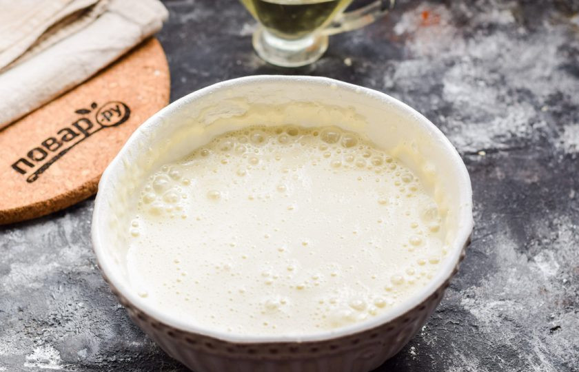 1. Этап. Блинчики с яблоком и бананом: Влейте горячую воду, перемешайте, добавьте масло. Тесто для блинов готово.