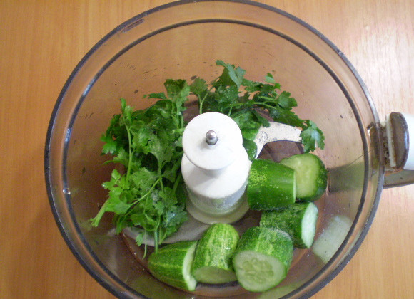 1. Этап. Зеленый коктейль с огурцом: В чашу блендера складываем огурцы и зелень. Наливаем воду.