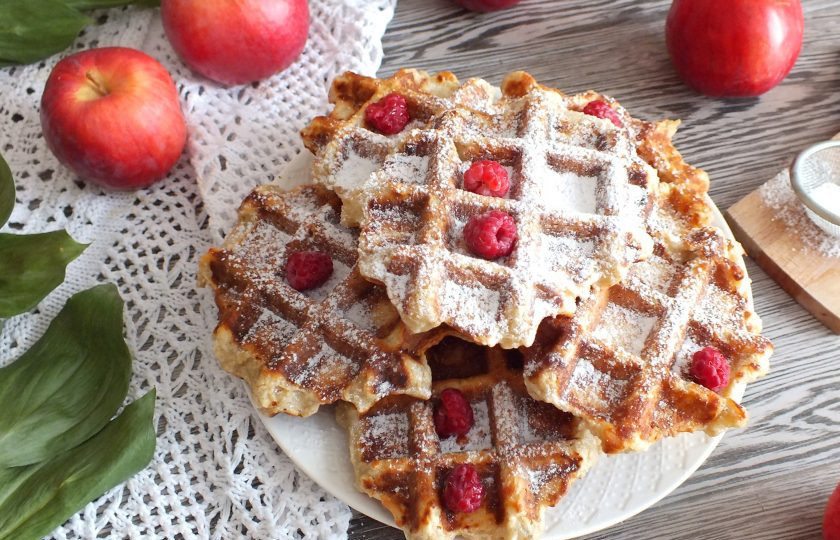 1. Этап. Овсяные вафли с яблоком: Горячие вафли подавайте к столу. Приятного аппетита!