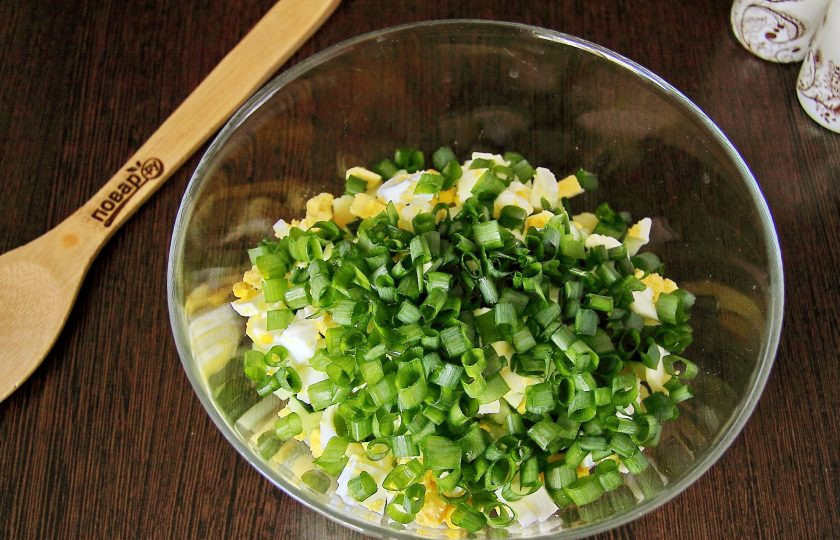 1. Этап. Салат из рыбных консервов с огурцом: Зеленый лук измельчите ножом.
