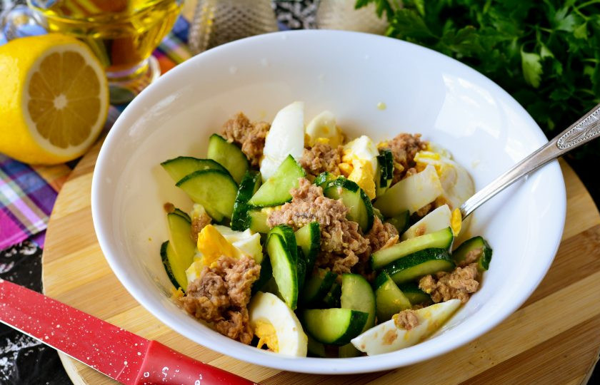 1. Этап. Салат с консервированным тунцом, яйцом и огурцом: Перемешайте салат и готово.