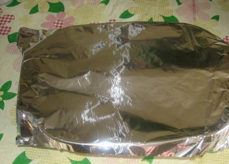 1. Этап. Кабачки с манкой: Когда лук станет румяным, добавляем сверху молоко. Заворачиваем все в фольгу и ставим в духовку еще на 30 минут.