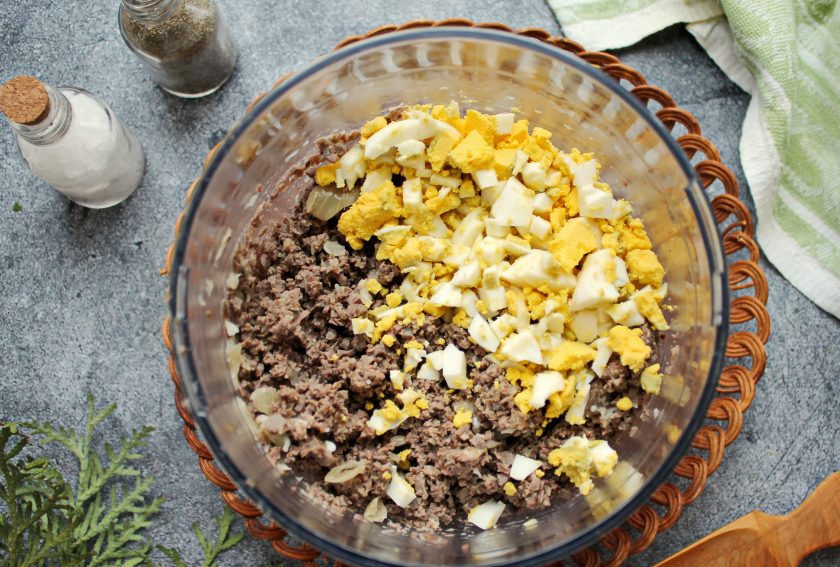 1. Этап. Вкусные блины с легким: Легкое с луком измельчите в мясорубке, добавьте порезанное яйцо, посолите, поперчите и перемешайте.