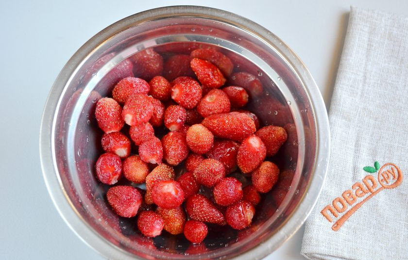 1. Этап. Домашний клубничный лимонад с мятой: 2. Клубнику вымойте, оборвите хвостики.