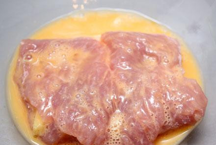 1. Этап. Рулеты из индейки: У вас должны получиться красивые рулетики. Если разваливаются - скрепите зубочисткой или специальными пищевыми нитками. Затем обмакиваем каждый рулетик во взбитое яйцо.