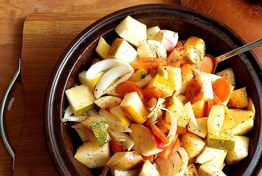 1. Этап. Овощное ассорти на кеци с колбасой: Перемешиваем всё тщательно. Ставим в духовку, выставив время 60 минут и Т-180 С.